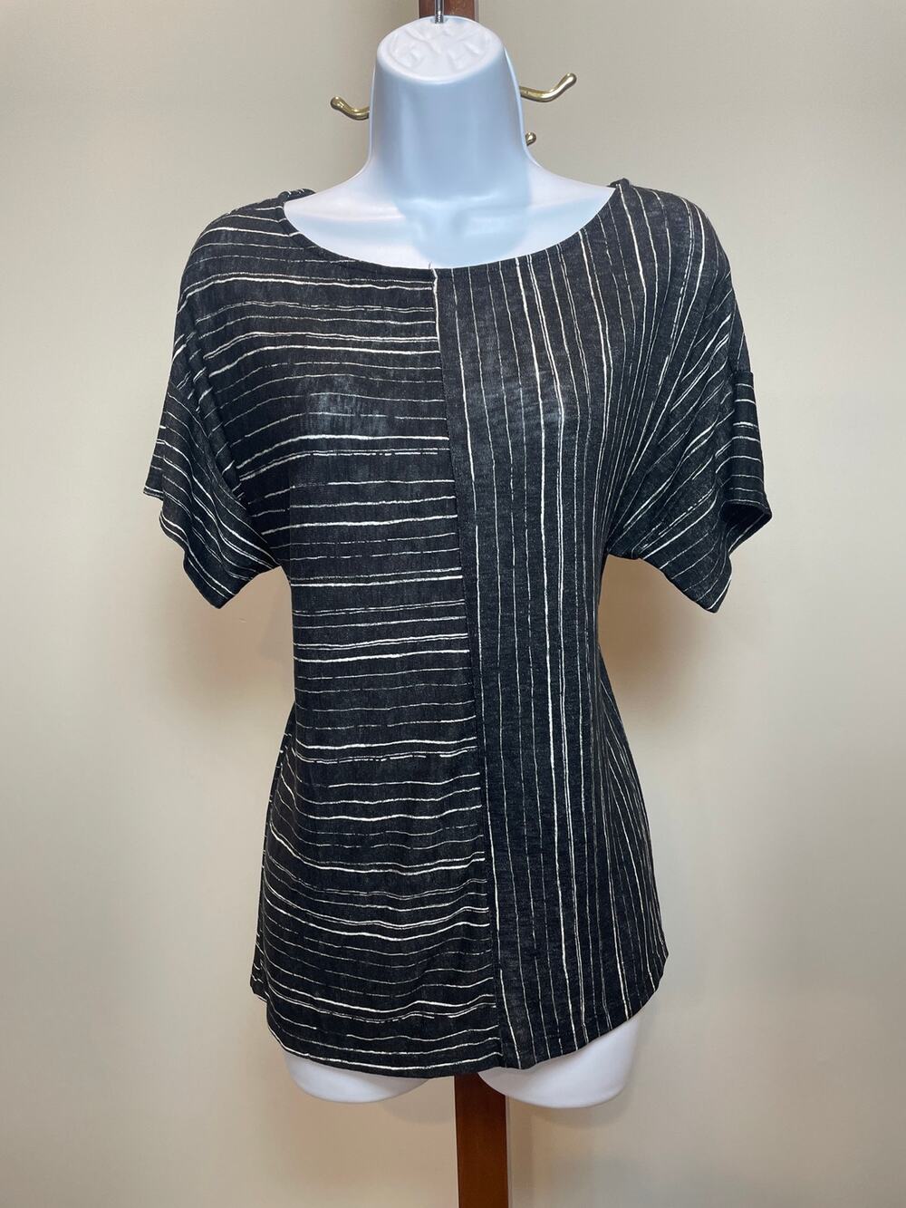 Chico’s Size 1 (M) Black Short Sleeve Top White Accents Knit Fabric NWT